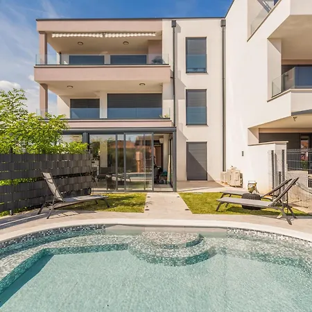 아파트 Awesome In Novigrad With Wifi *