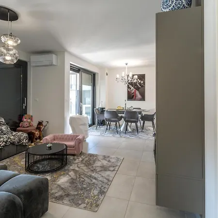 Gorgeous Apartment In Novigrad With Wifi *