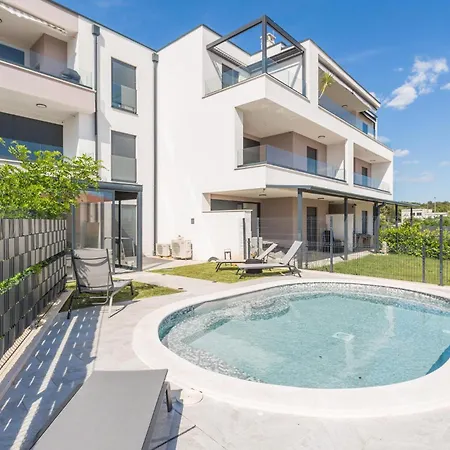 Apartment In Novigrad With House Sea View Karpinjan