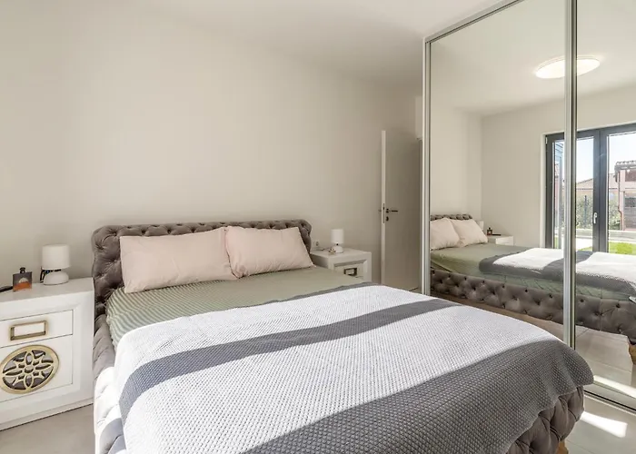 Appartement Awesome In Novigrad With Wifi