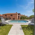 2 Bedroom Beautiful In Novigrad Appartement *