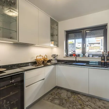 شقة Awesome In Novigrad With House Sea View